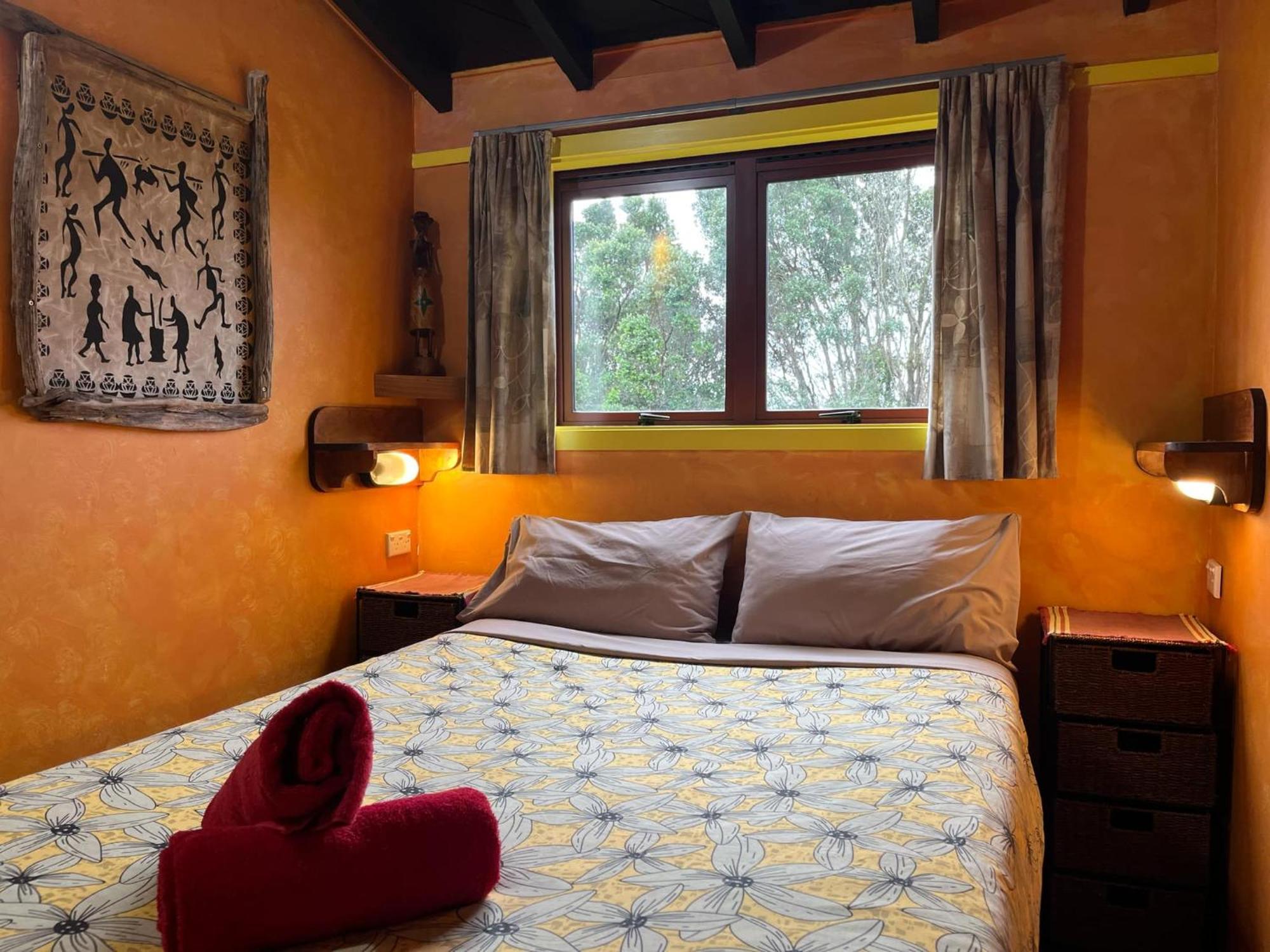 Global Village Travellers Lodge Greymouth Esterno foto A bedroom at the Treehouse