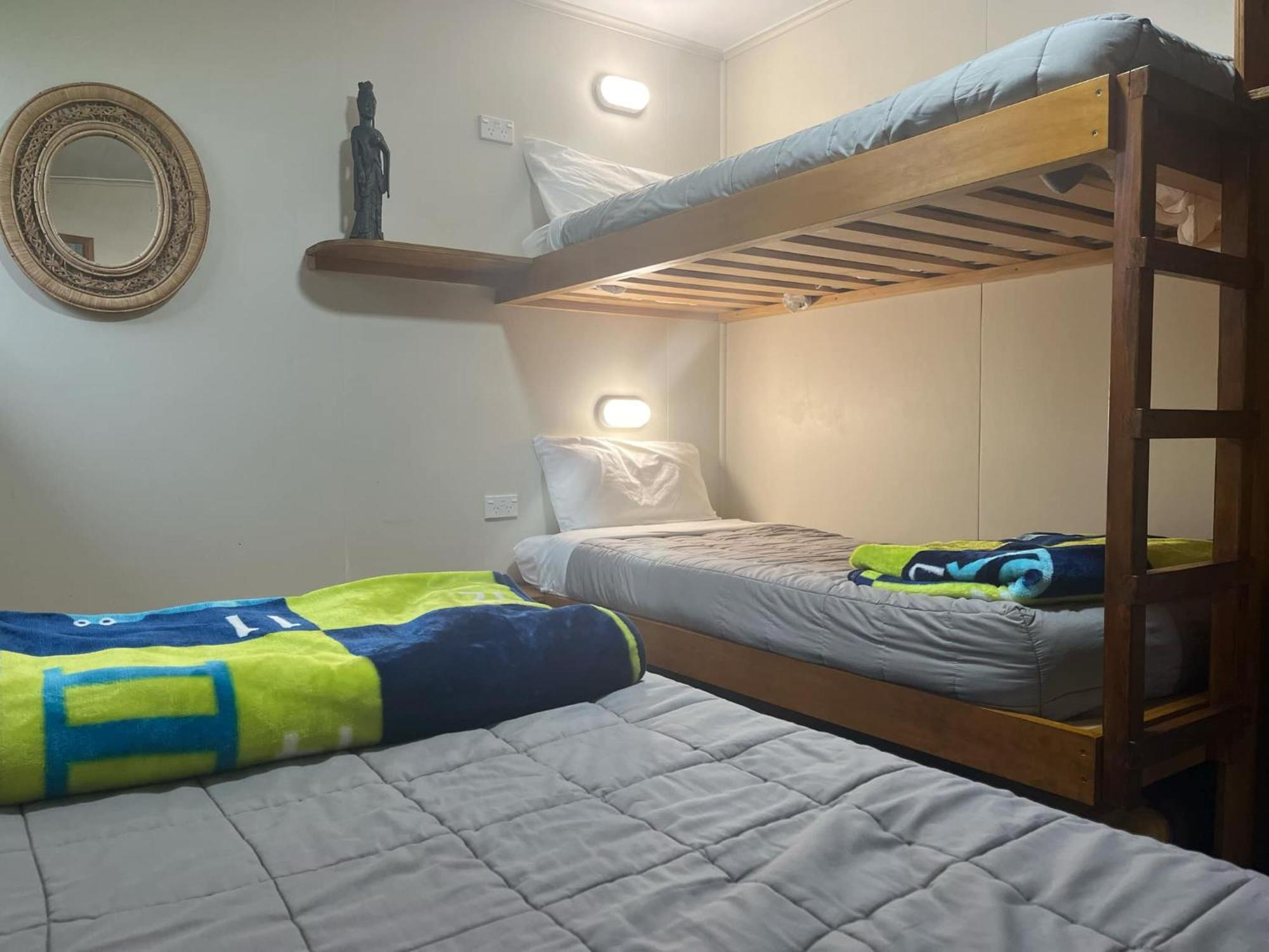 Global Village Travellers Lodge Greymouth Esterno foto A bunk bed with a double bed underneath