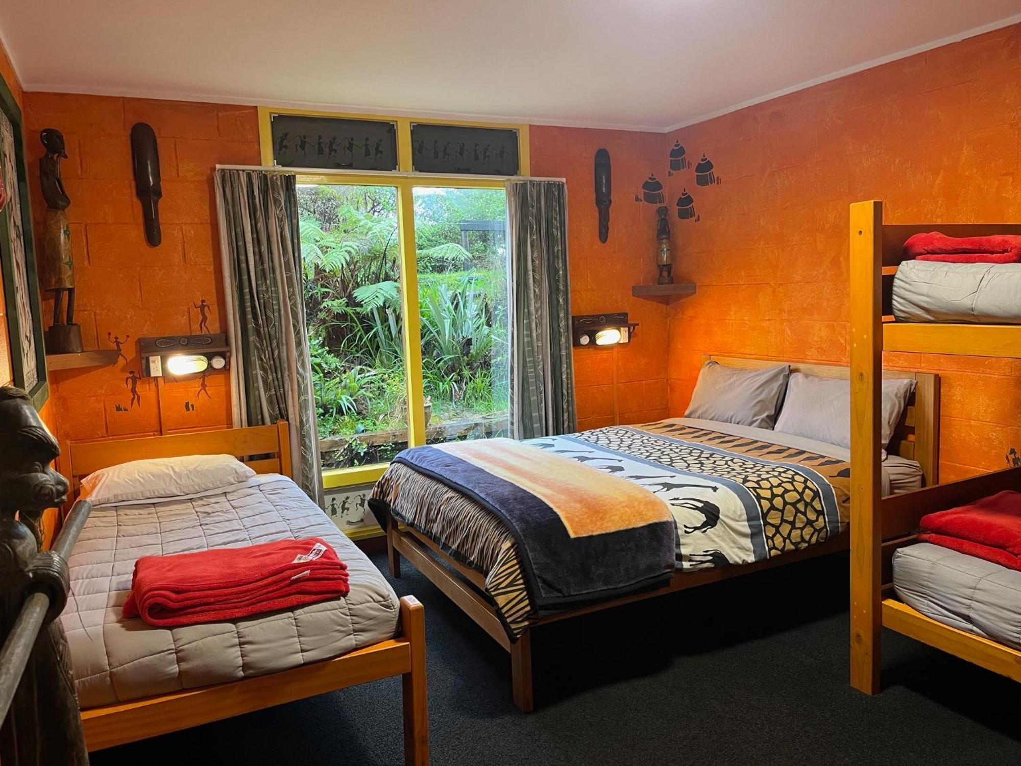 Global Village Travellers Lodge Greymouth Esterno foto A typical room at the lodge
