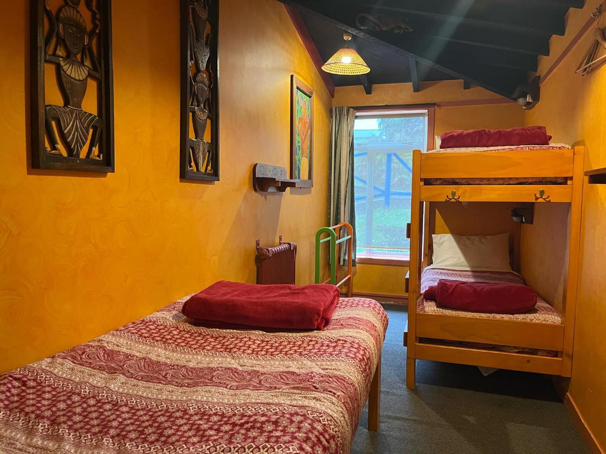 Global Village Travellers Lodge Greymouth Esterno foto A typical hostel room