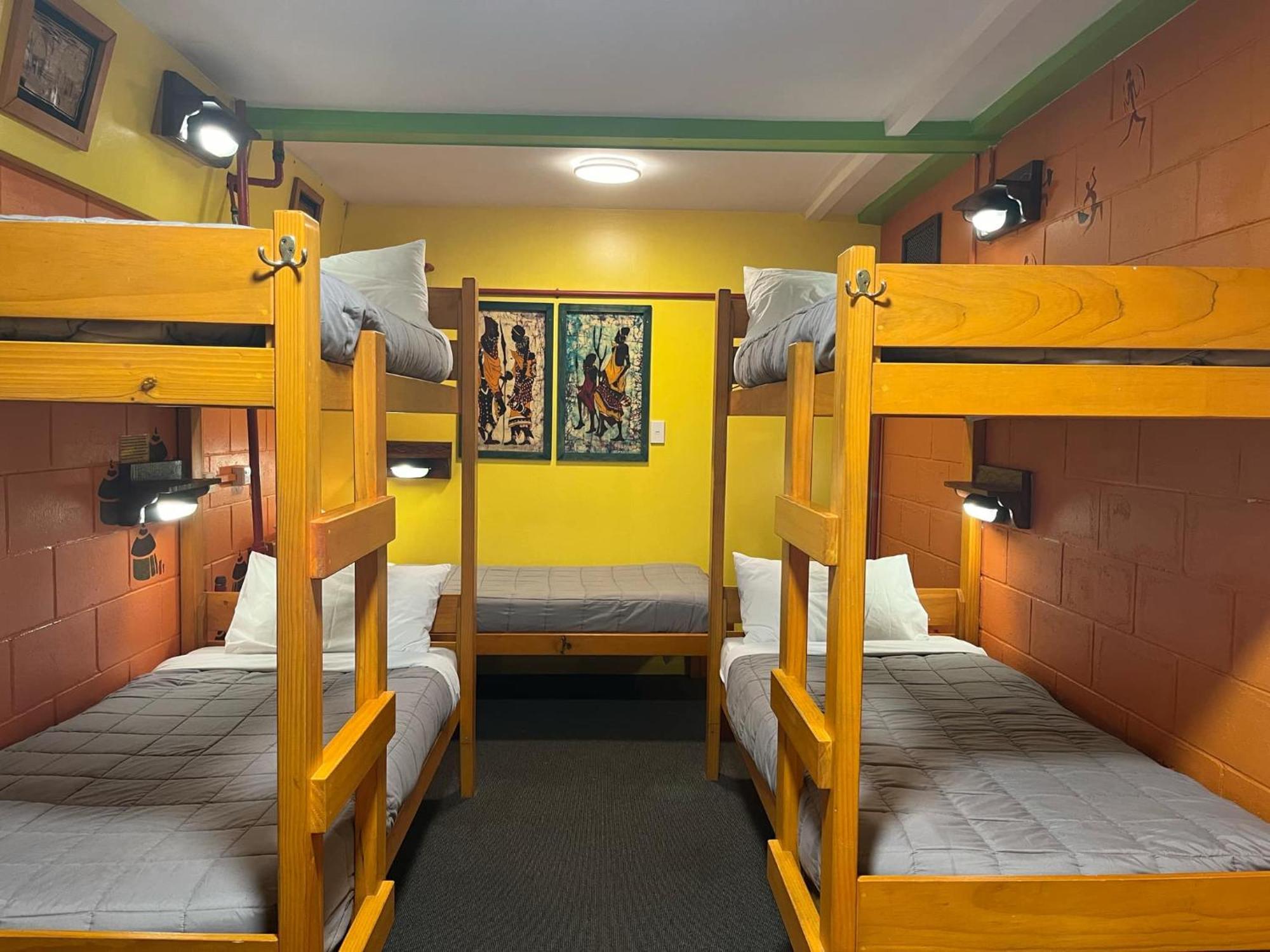 Global Village Travellers Lodge Greymouth Esterno foto A bunk room at a hostel in New Zealand
