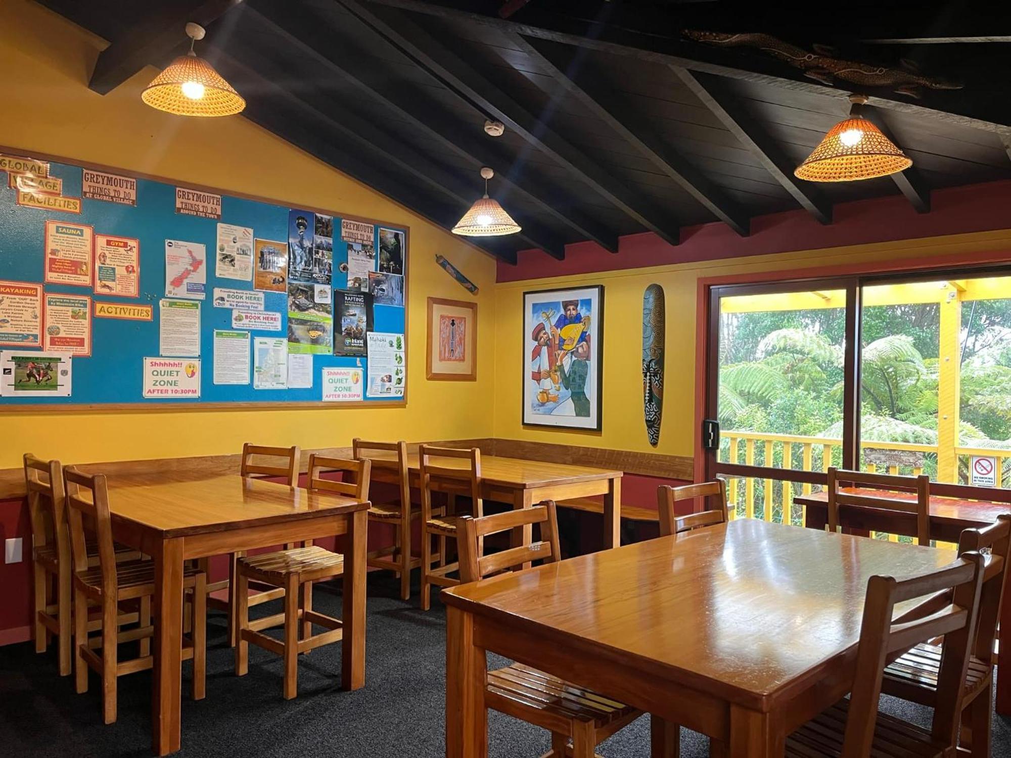 Global Village Travellers Lodge Greymouth Esterno foto The interior of the cafe at the centre