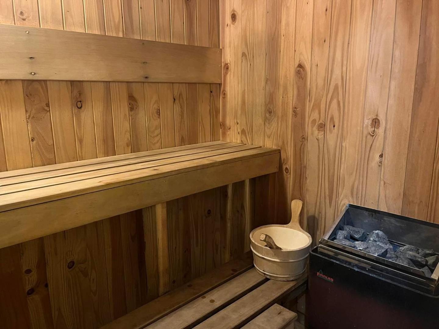 Global Village Travellers Lodge Greymouth Esterno foto Interior of a Finnish sauna