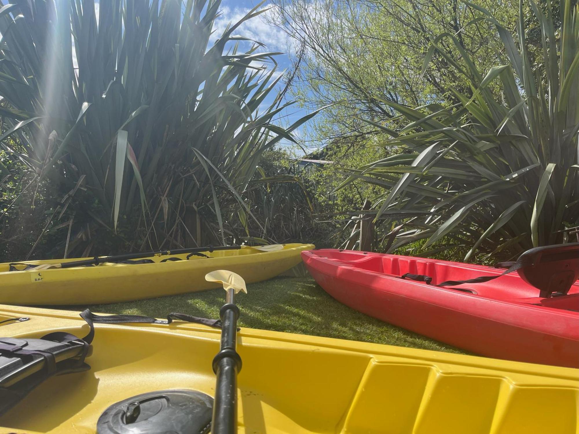 Global Village Travellers Lodge Greymouth Esterno foto Kayaks at the start of the trip