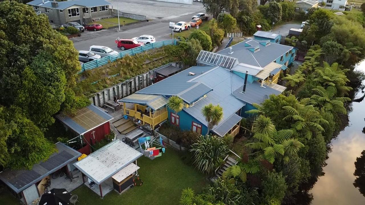 Global Village Travellers Lodge Greymouth Esterno foto Aerial view of the school
