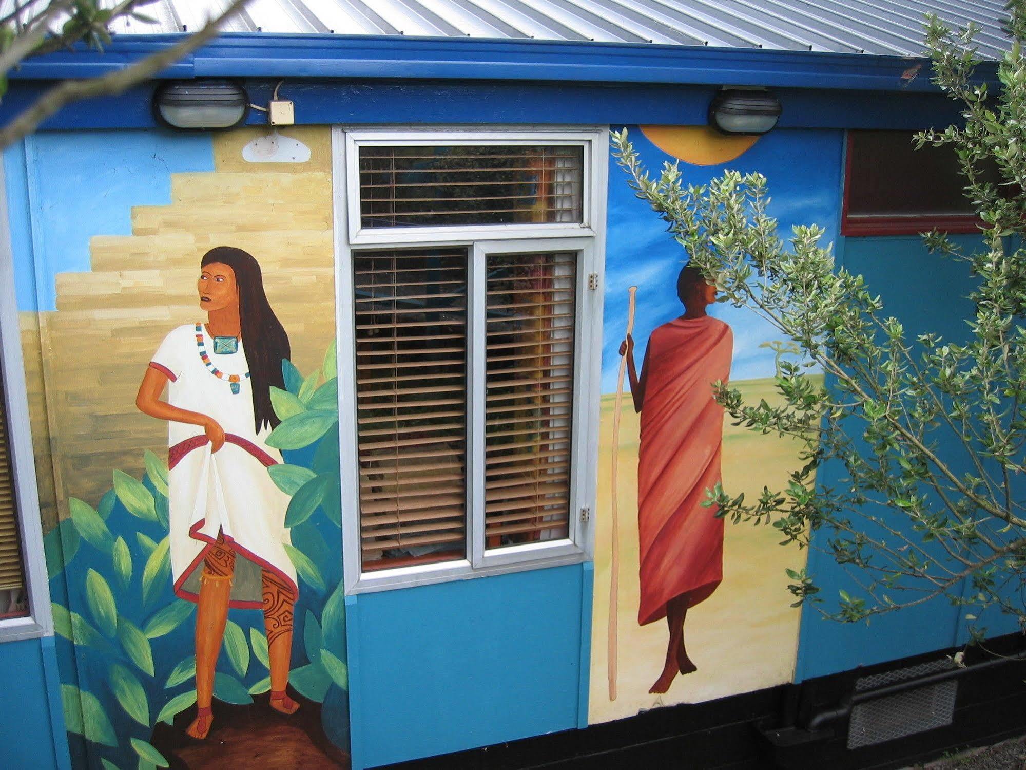 Global Village Travellers Lodge Greymouth Esterno foto Mural at the International Center