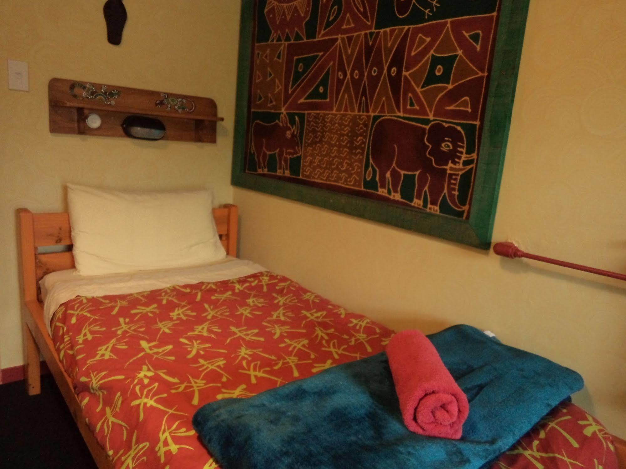 Global Village Travellers Lodge Greymouth Esterno foto A single bed