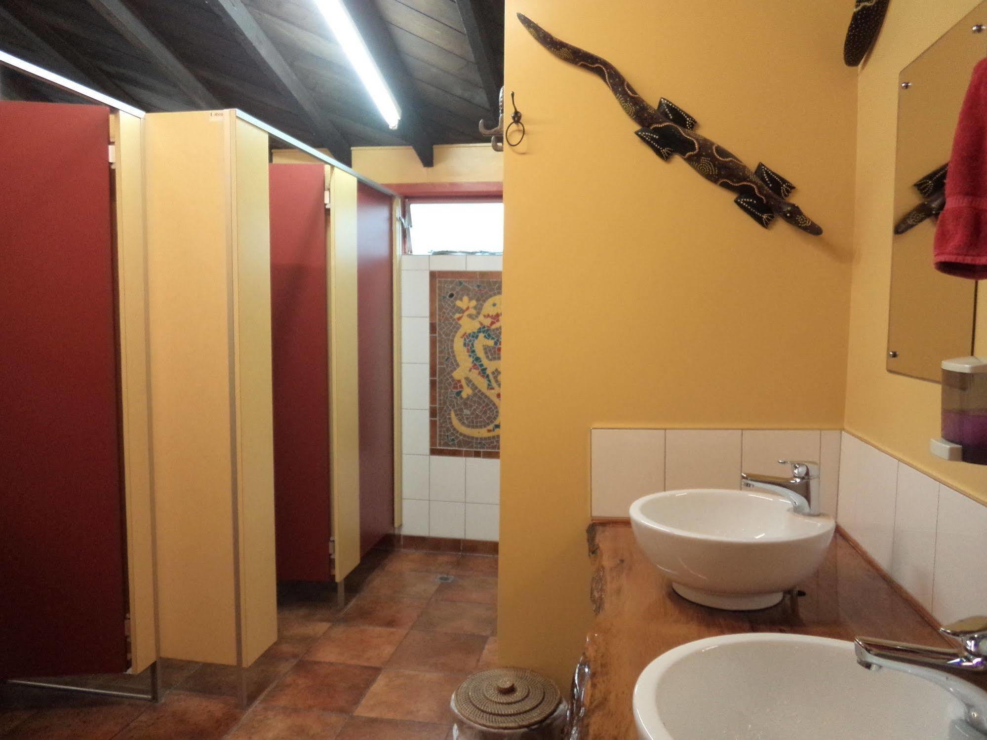 Global Village Travellers Lodge Greymouth Esterno foto Bathroom in a hostel
