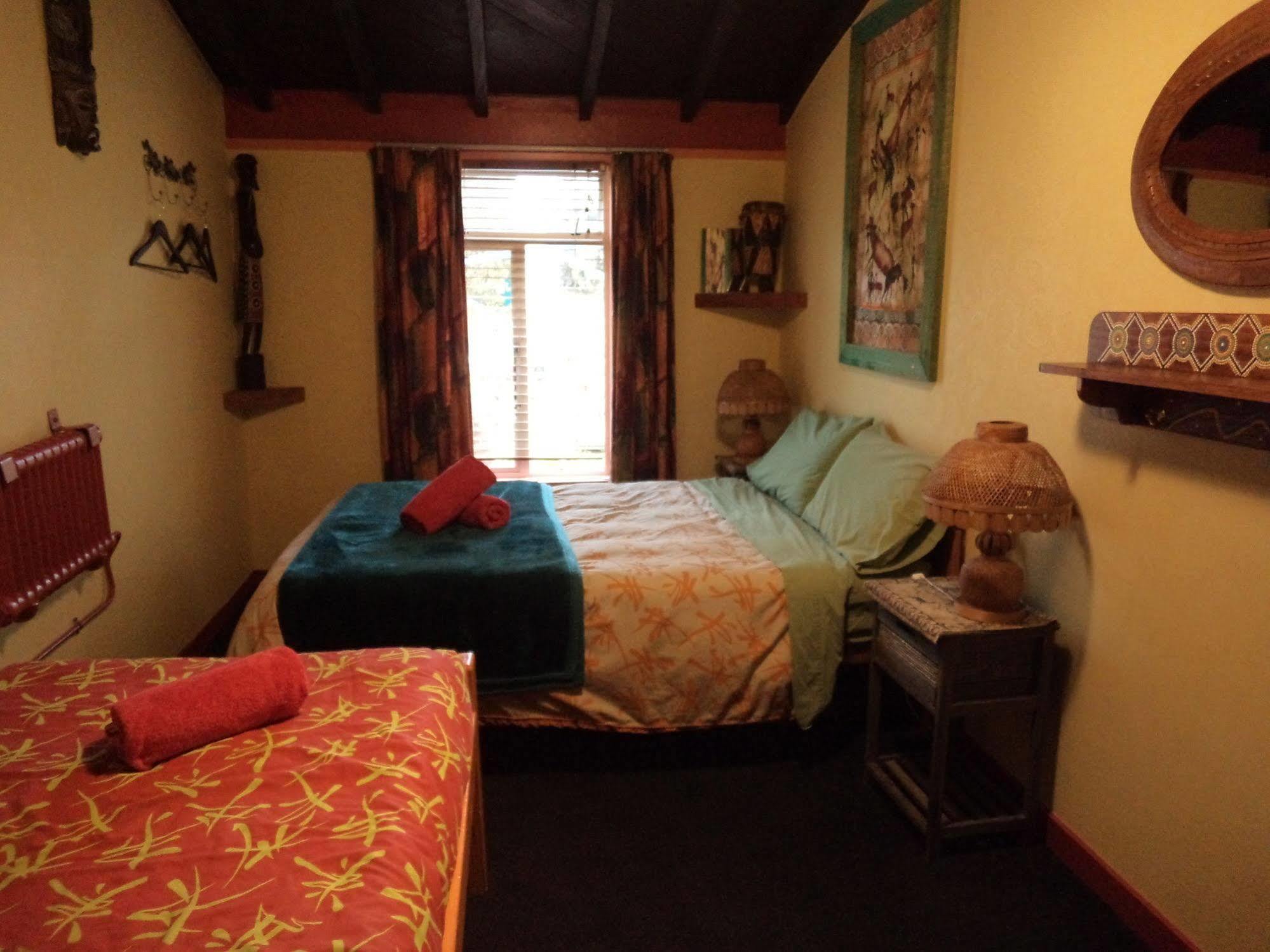 Global Village Travellers Lodge Greymouth Esterno foto A bedroom at the hotel