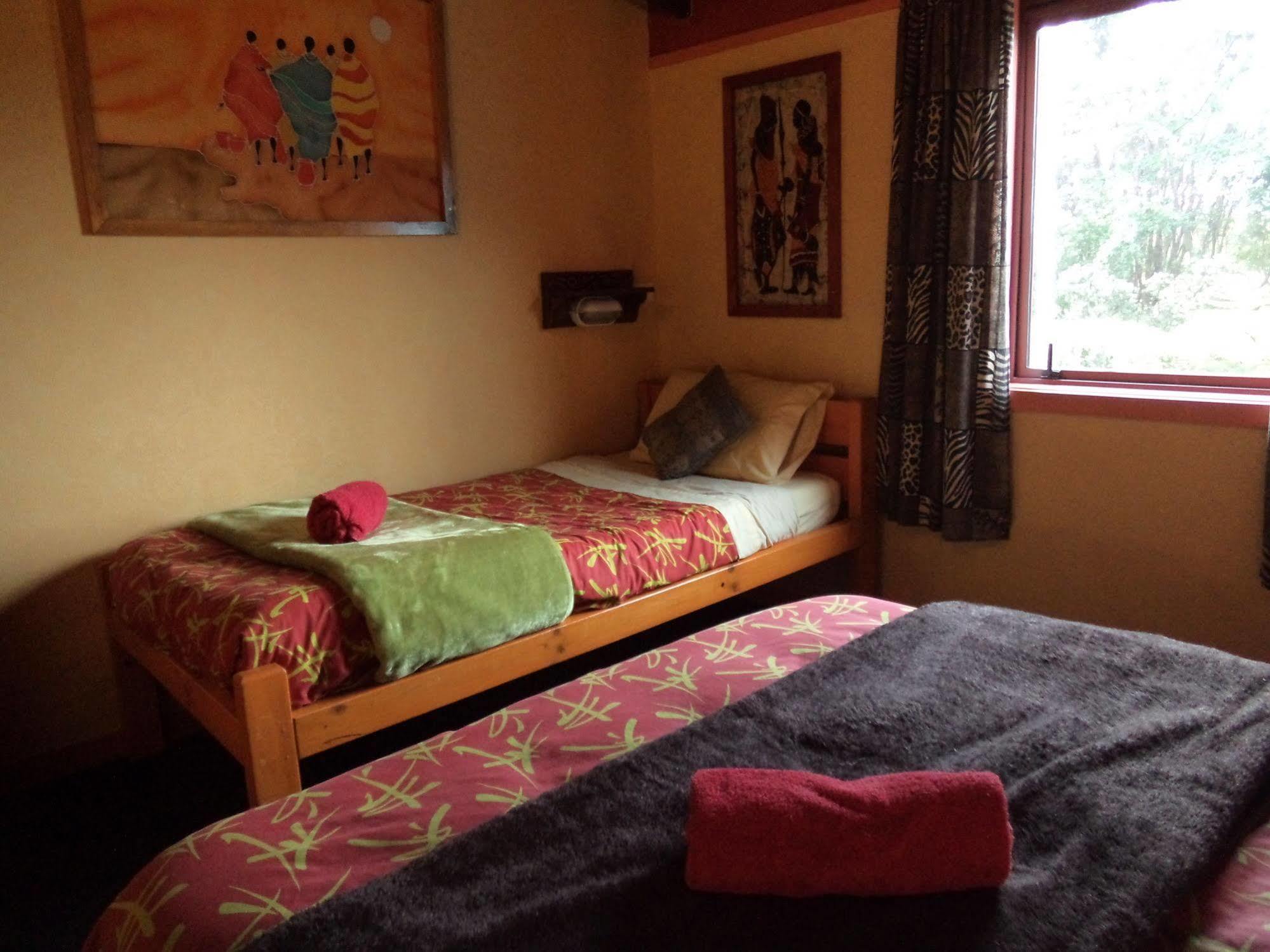 Global Village Travellers Lodge Greymouth Esterno foto A room at the lodge