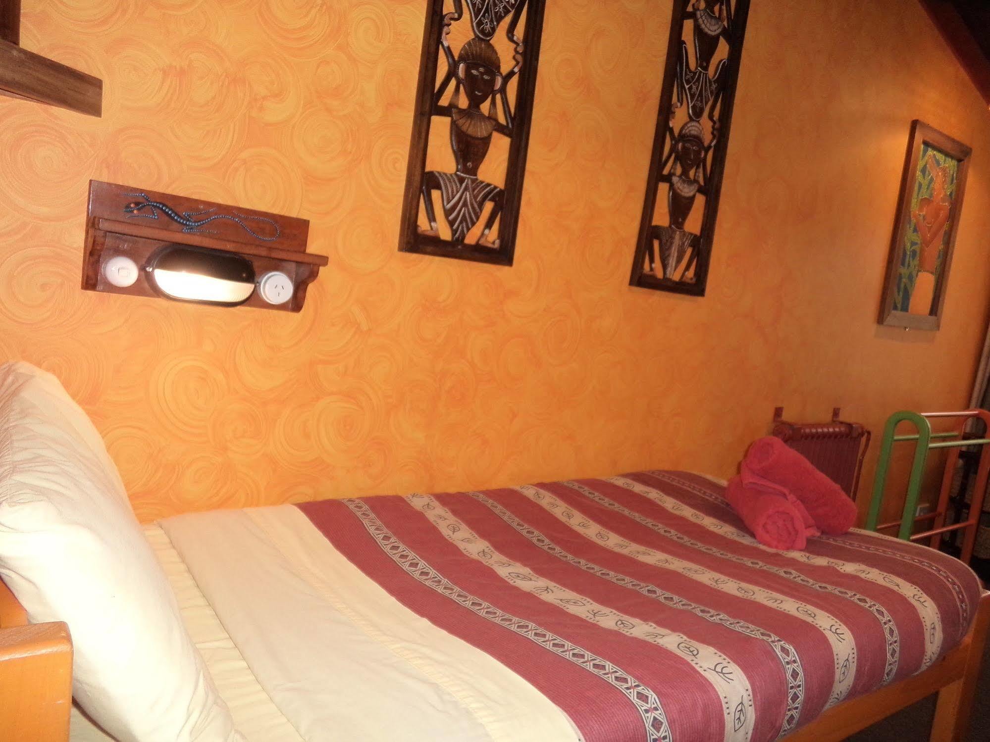 Global Village Travellers Lodge Greymouth Esterno foto A room at the hotel