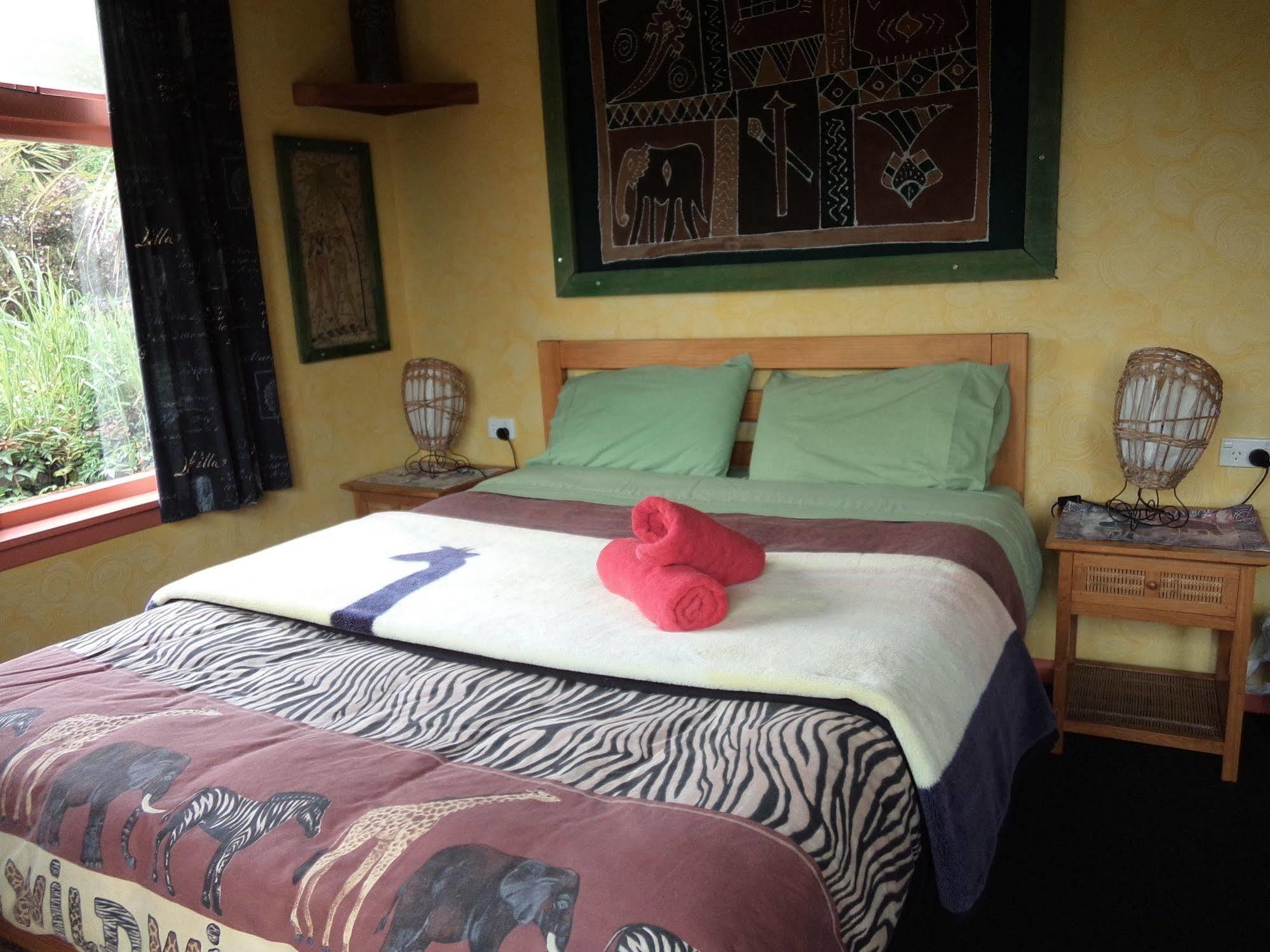 Global Village Travellers Lodge Greymouth Esterno foto A bedroom at the lodge