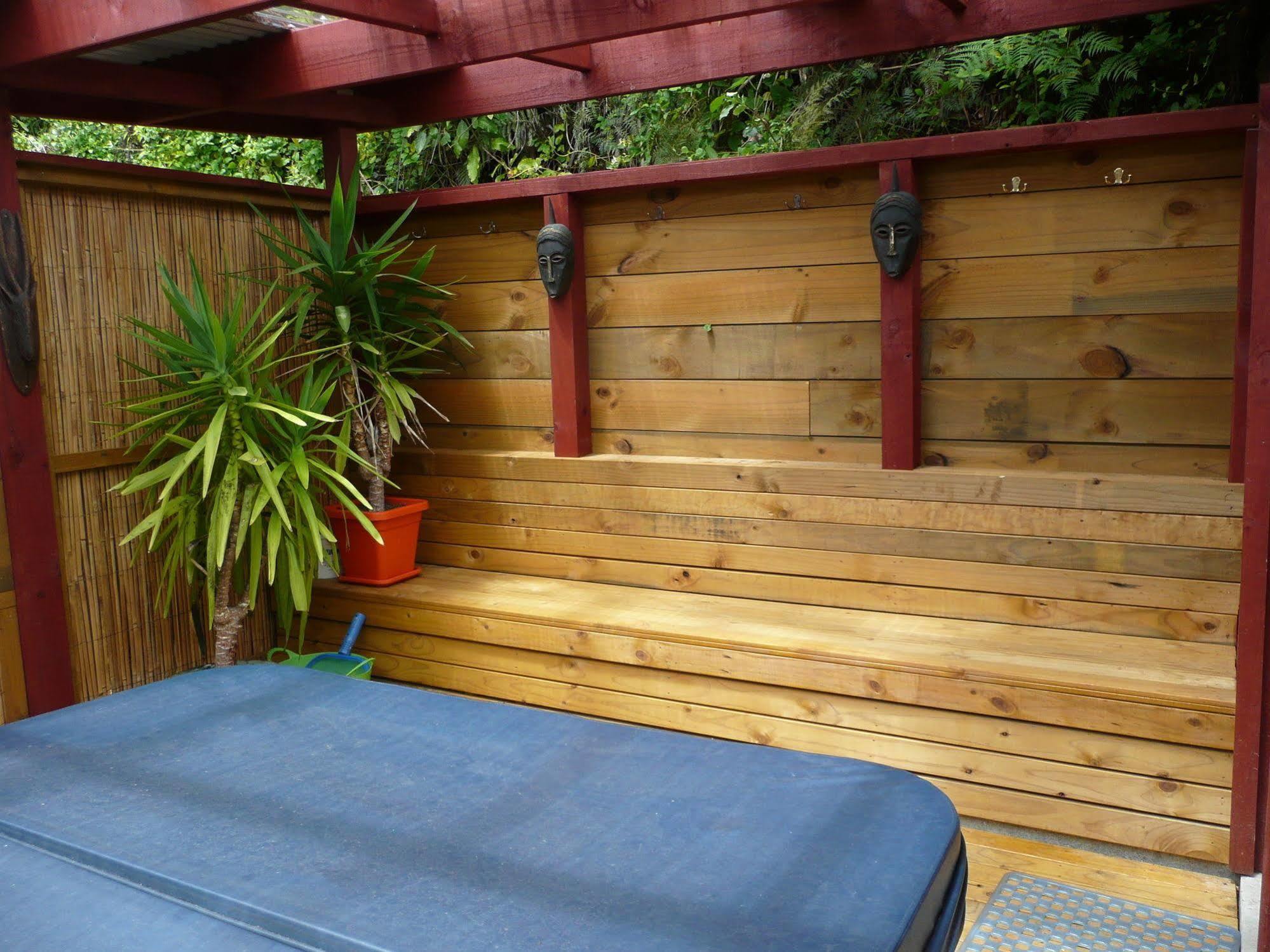 Global Village Travellers Lodge Greymouth Esterno foto A hot tub