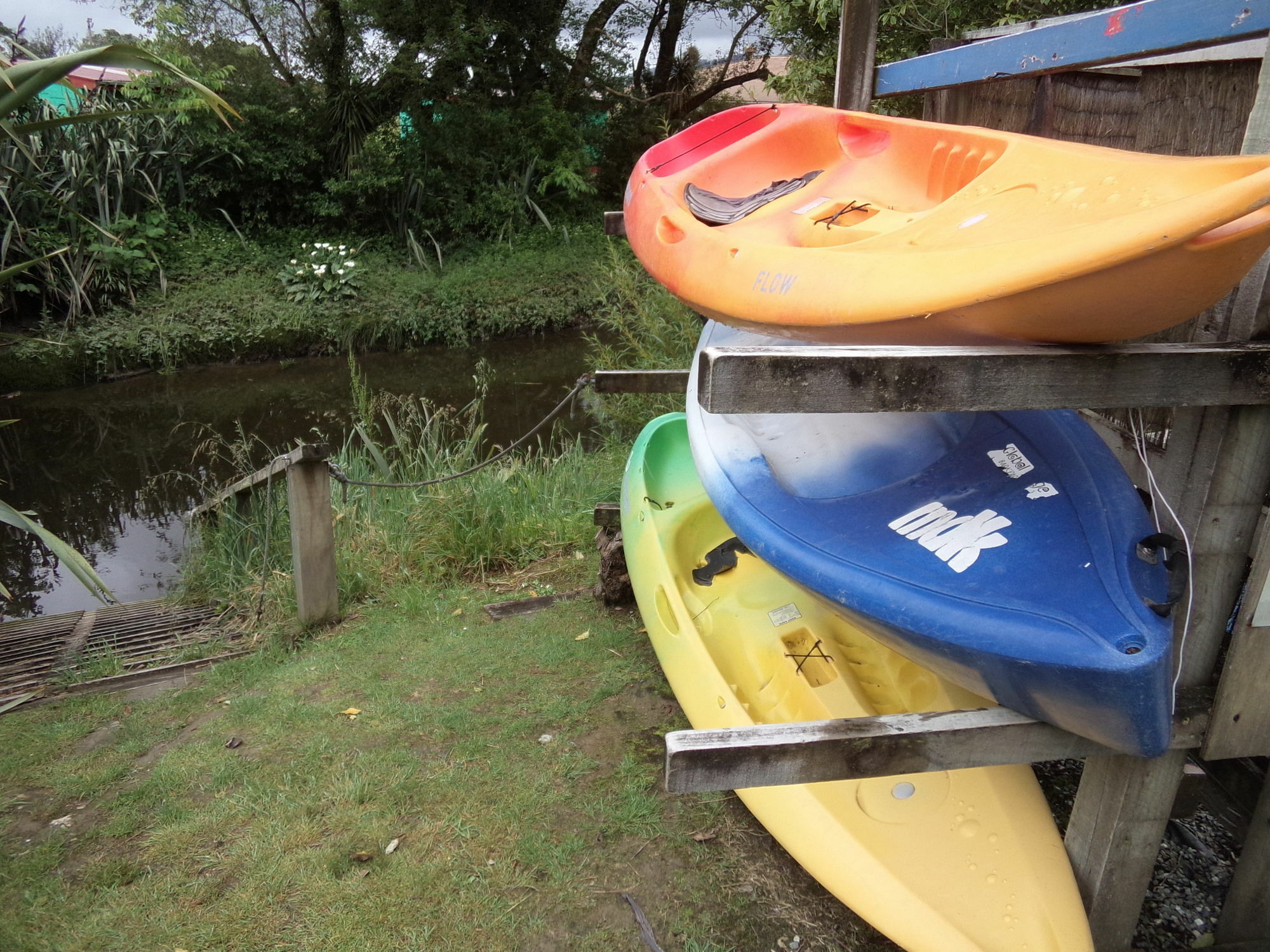 Global Village Travellers Lodge Greymouth Esterno foto Kayaks at the start of the trip at the boat ramp at the end of the road